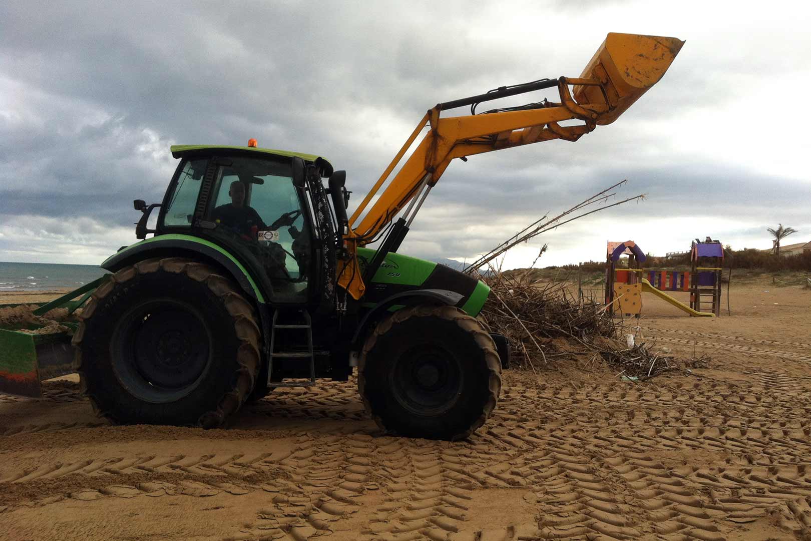 servicios-de-limpieza-de-playas-ducalplaya